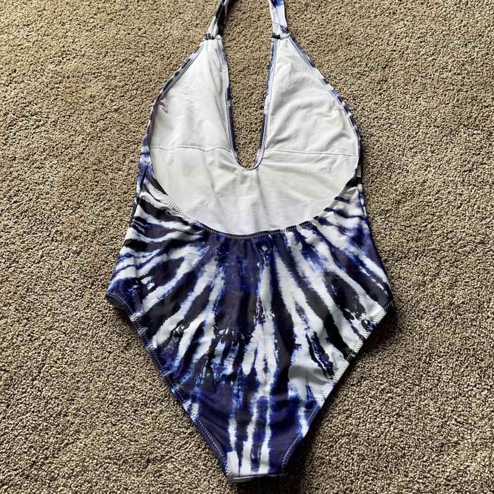 Beautiful swimsuit! - Picture 3 of 4